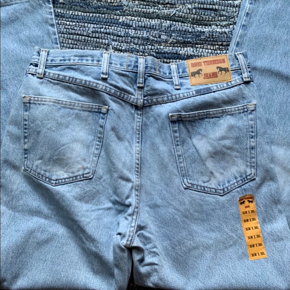 Relaxed fit light wash jeans - Picture 3 of 3